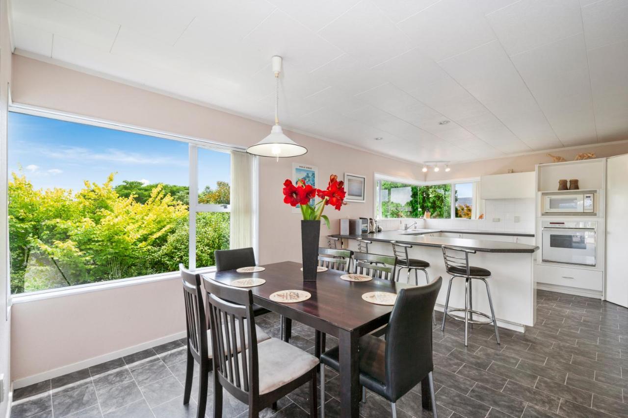 The White House - Taupo Holiday Home Bagian luar foto